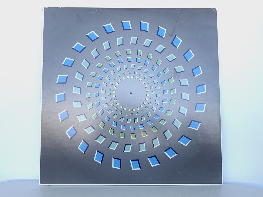 Rhombuses arranged in rings. The differing angles of the rhombuses make the rings look like they are moving.